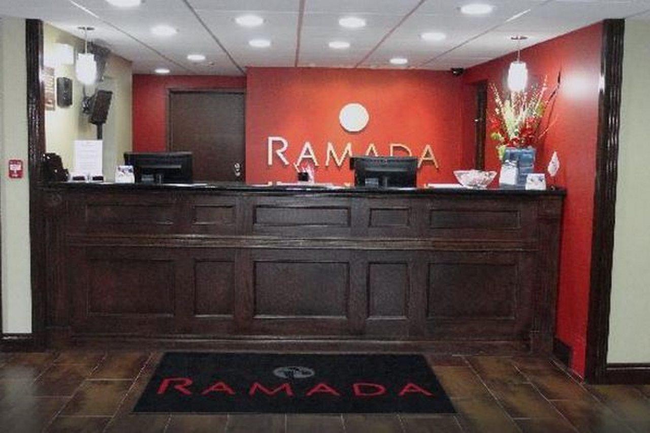 Hotel Ramada By Wyndham Tulsa Exterior foto